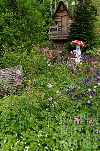 Aquilegia_flowers_and_mushroom_sculpture_Garden_for_Peace_in_Bitche__Lorraine_France