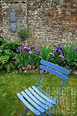 Chair_and_Iris_Herbarium_medieval_garden__SaintValerysurSomme__Picardy_France