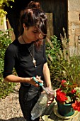 Making of a funnel with a plastic bottle