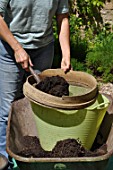 Sieving of an old substrate soil