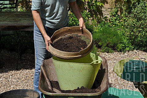 Sieving_of_an_old_substrate_soil
