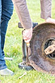 Maintenance of a lawn mower