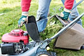 Emptying of a lawn mower grass collection box