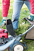 Emptying of a lawn mower grass collection box