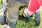 Emptying of a lawn mower grass collection box