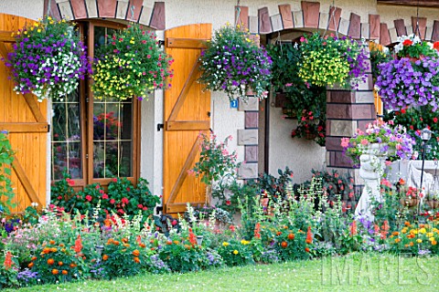 Garden_flowers_and_ornate_house_Alsace_France