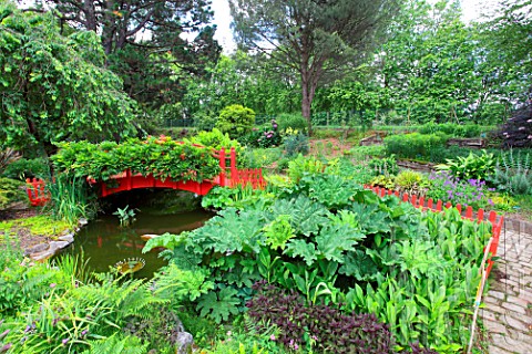 Small_red_wooden_bridge_in_the_botanical_garden_of_Bayonne_Aquitaine_France