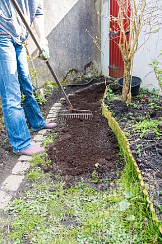 Sowing_a_lawn_on_a_garden_path