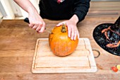 Making of an Halloween pumpkin decoration