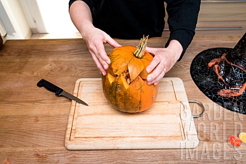 Making_of_an_Halloween_pumpkin_decoration