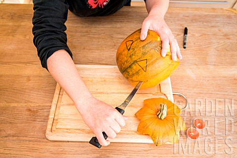 Making_of_an_Halloween_pumpkin_decoration