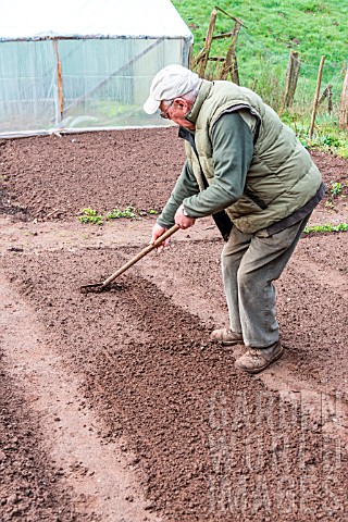 Preparing_the_kitchen_garden_soil_before_sowing