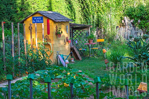 Garden_shed_with_seating_aera_in_a_kitchen_garden_in_June_Provence_France