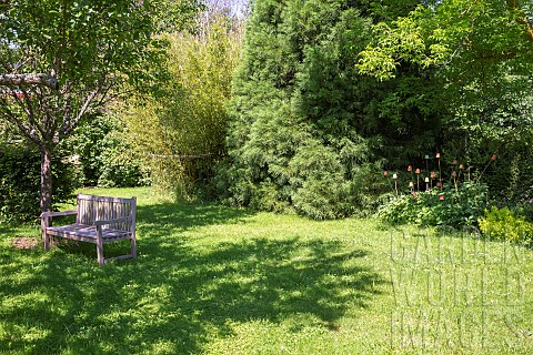 Jardin_Cali_Canthus_ornamental_garden_decorative_visited_by_the_public_bench_tranquility_in_the_midd
