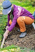 Creating a passage in a garden. Step 2: Laying the borders.