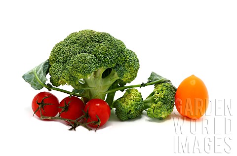 Raw_Inflorescences_of_broccoli_and_tomatoes_of_different_colors_and_sizes_on_a_light_background_Natu