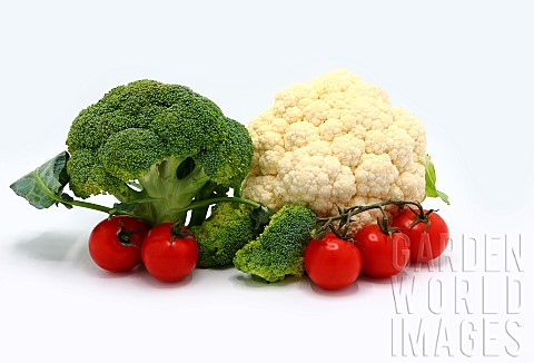 Inflorescences_of_broccoli_and_cauliflower_and_red_ripe_tomatoes_on_a_light_background_Natural_produ