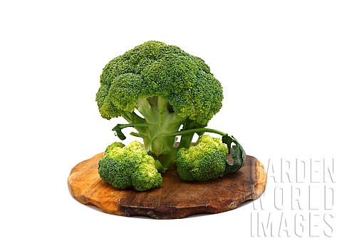 Raw_broccoli_inflorescence_on_a_cutting_board_on_a_light_background_Natural_product_Natural_hue_Clos