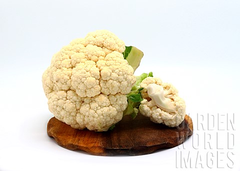 Raw_cauliflower_on_a_cutting_board_on_a_light_background_Natura_product_Natural_hue_Closeup