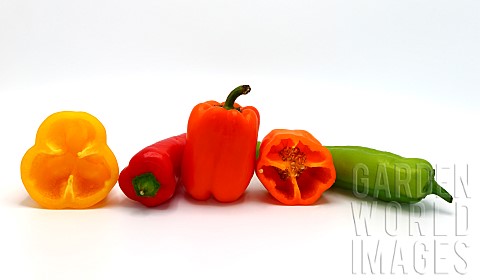 Composition_of_several_sweet_peppers_and_their_halves_of_different_colors_on_a_light_background_Natu