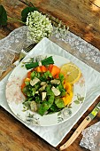 Chives (Allium schoenoprasum) Civet - Chives - Food - salad plate, orange tomatoes, tofu with herbs, lemon and chives in a bundle on a plate - aromatic plant - virtues - health benefits - lace and flowers table decoration