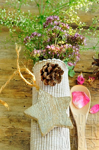 Small_flowery_country_table_decoration_wooden_star_wooden_spatula_napkin