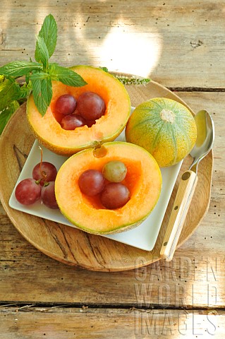 Melon_for_dessert_served_with_grapes_and_fresh_mint