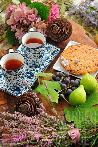 Snack_time_in_the_garden_Biscuit_white_figs_black_grapes_tea_and_heather_bouquet