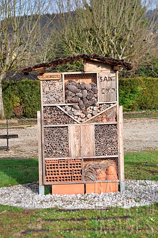 Insect_hotel_or_insect_shelter_to_encourage_beneficial_insects_in_the_garden