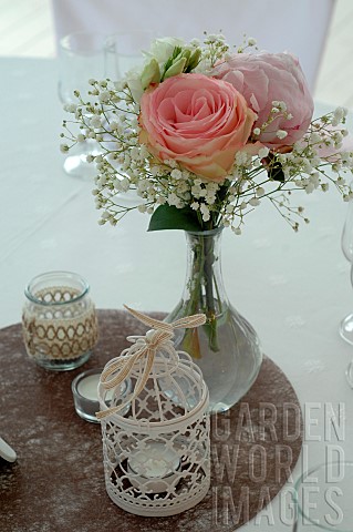 Table_bouquet_Rose_Rosa_sp_Gypsophila_Gypsophila_paniculata_romantic_atmosphere