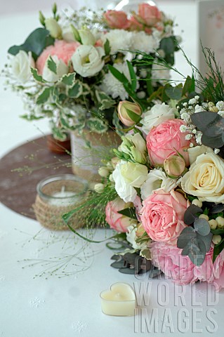 Table_bouquet_Rose_Rosa_sp_Gypsophila_Gypsophila_paniculata_romantic_atmosphere_heartshaped_candle_a