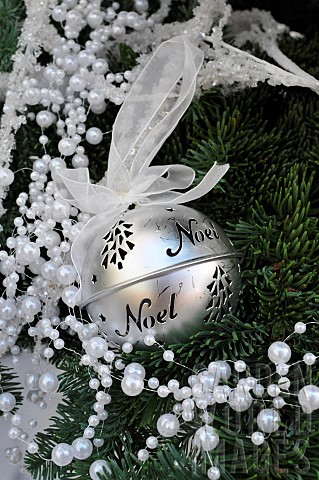 Christmas_ball_with_ribbon_festive_decoration_tree_and_pearl_garland