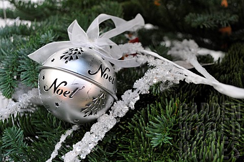 Christmas_ball_with_ribbon_festive_decoration_tree_and_garland
