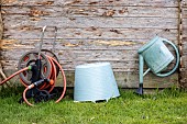 Watering cans and containers turned upside down to avoid the proliferation of mosquito larvae.