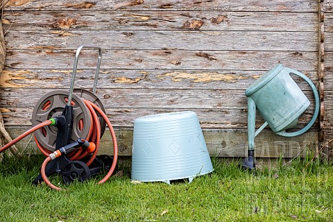 Watering_cans_and_containers_turned_upside_down_to_avoid_the_proliferation_of_mosquito_larvae