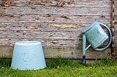 Watering cans and containers turned upside down to avoid the proliferation of mosquito larvae.