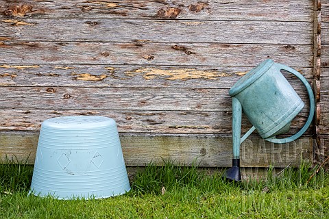 Watering_cans_and_containers_turned_upside_down_to_avoid_the_proliferation_of_mosquito_larvae
