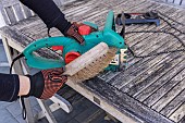 Changing the chain on an electric chainsaw
