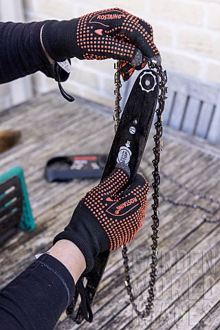 Changing_the_chain_on_an_electric_chainsaw