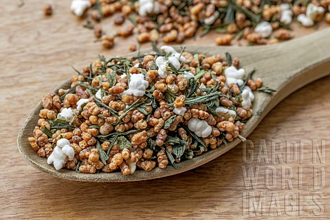Genmaicha_Sencha_green_tea_mixed_with_roasted_and_popped_brown_rice