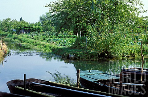 Boats_and_vegetable_garden_Marsh_of_Bourges_Cher_France