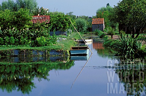 Boats_and_vegetable_garden_Marsh_of_Bourges_Cher_France