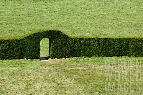 Hedge_with_doorway_at_Abbotsford_in_Scotland