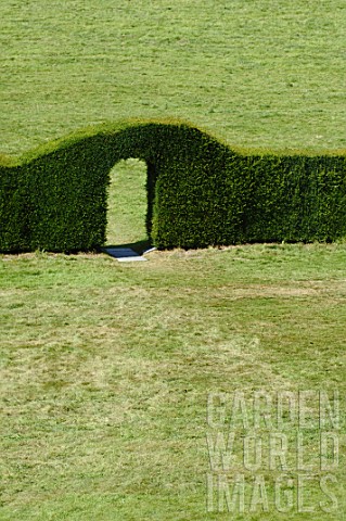 Hedge_with_doorway_at_Abbotsford_in_Scotland