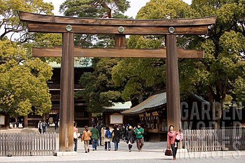 Entrance_to_temple_Meiji_Jingu_Park_Harajuku_Japan