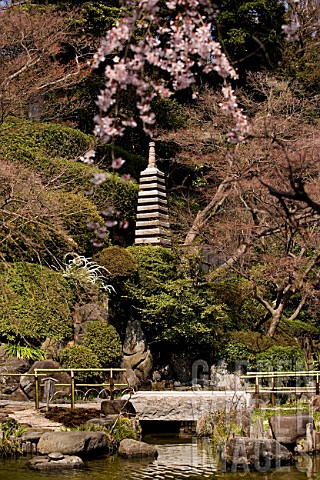 Japanese_garden_with_stone_pagoda_Imperial_City_of_Kamakura_Japan