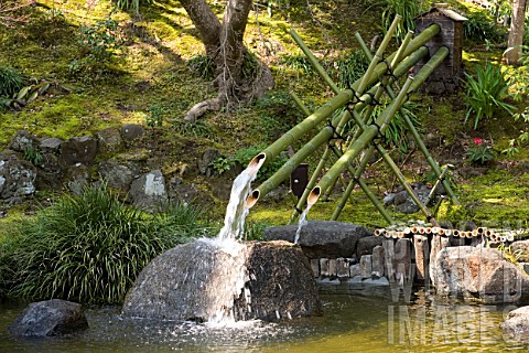 Bamboo_fountain_in_Japanese_garden