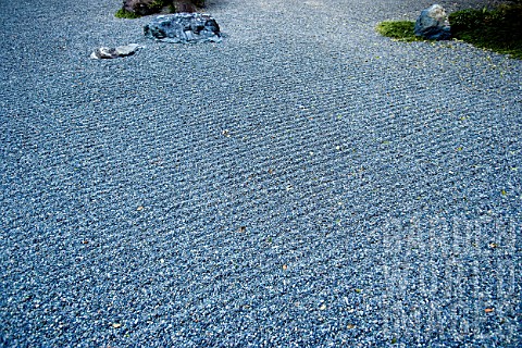 Raked_gravel_in_Zen_garden_Imperial_City_Kamakura_Japan