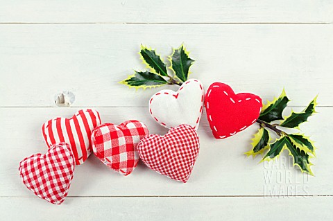 RED_AND_WHITE_FABRIC_HEARTS_WITH_HOLLY