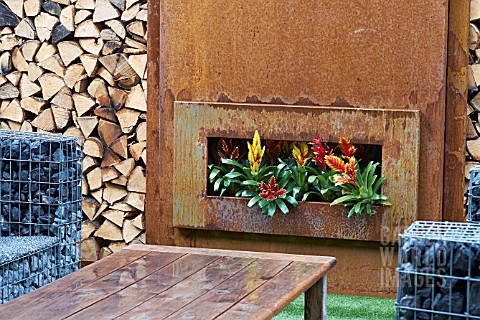 GARDEN_FIRE_PLANT_PLACE_FLORIADE_2012_RUSTY_IRON_FIRE_PLACE_DECORATED_WITH_BROMELIA_PLANTS